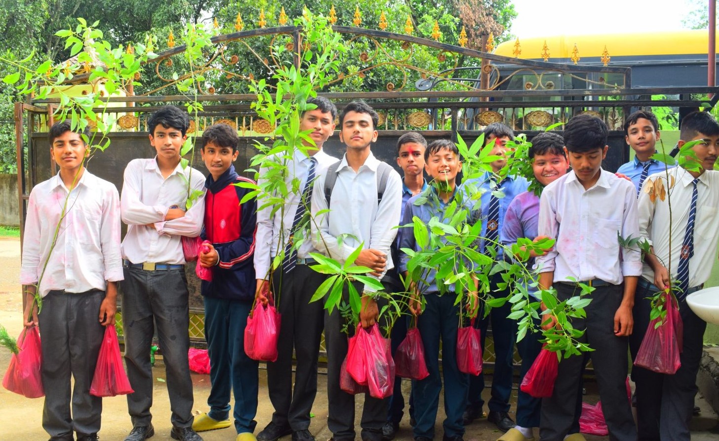 गुरु पूर्णिमामा विद्यार्थीलाई बिरुवा उपहार