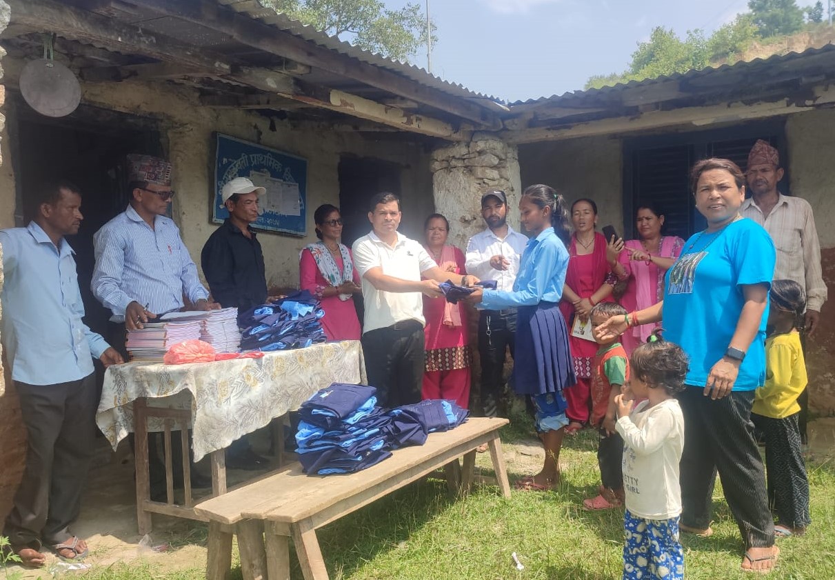 सरस्वती आधारभुत विद्यालयमा विद्यार्थीहरुलाई पोषाक र शैक्षिक सामाग्री बितरण