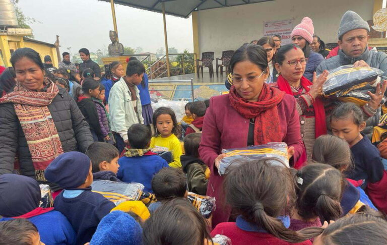 भरतपुर महानगरद्वारा बालबालिकालाई न्यानो कपडा वितरण