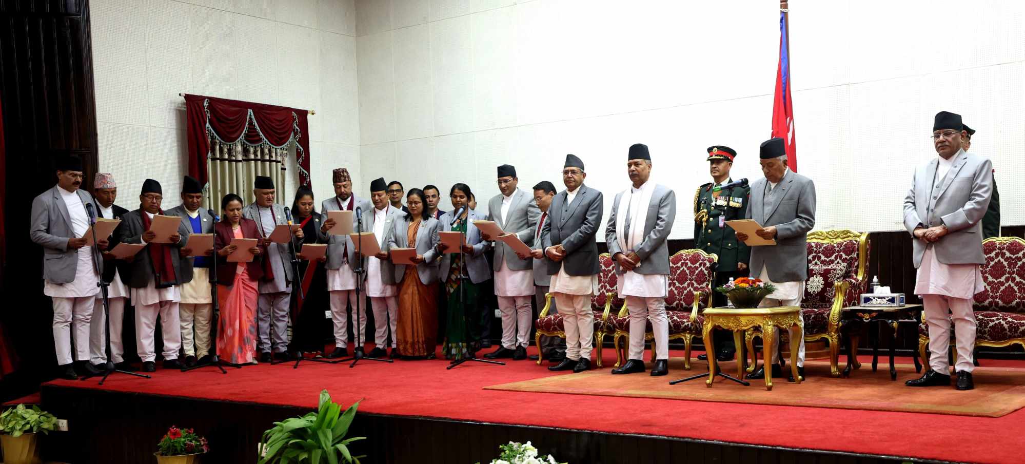 नवनियुक्त मन्त्रीको शपथग्रहण, शिक्षामन्त्री श्रेष्ठले सम्हालिन् पदभार