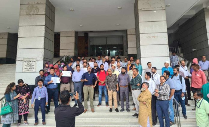 बिधार्थीको दबाब पछि बंगलादेशका दुई डेपुटी गर्भनरले दिए राजिनामा