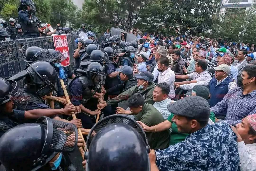 विद्यालय शिक्षा ऐनको माग: सरकार र शिक्षक छलफलमा, प्रदर्शनमा तनाव
