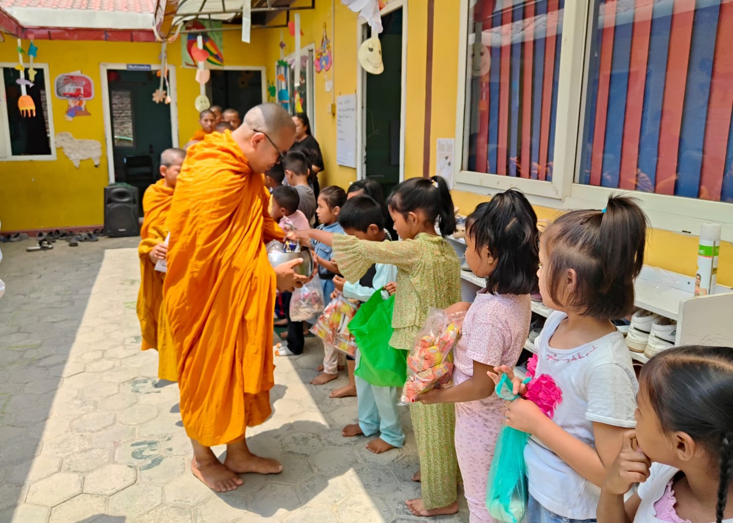 किकम्पा मन्टेसरीमा बुद्ध जयन्तीको अवसरमा मुट्ठिदान कार्यक्रम सम्पन्न