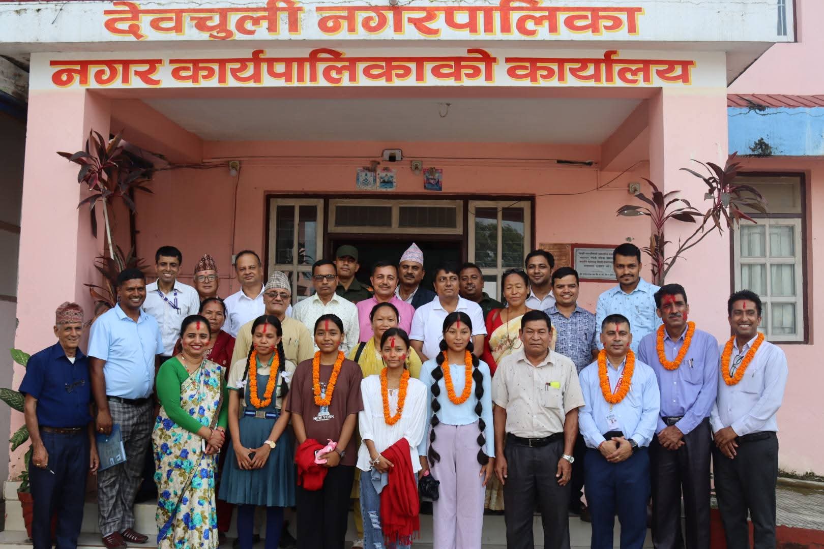 देवचुली नपाद्वारा एसईईमा ४ जीपीए ल्याउने छात्रा र विद्यालय सम्मानित