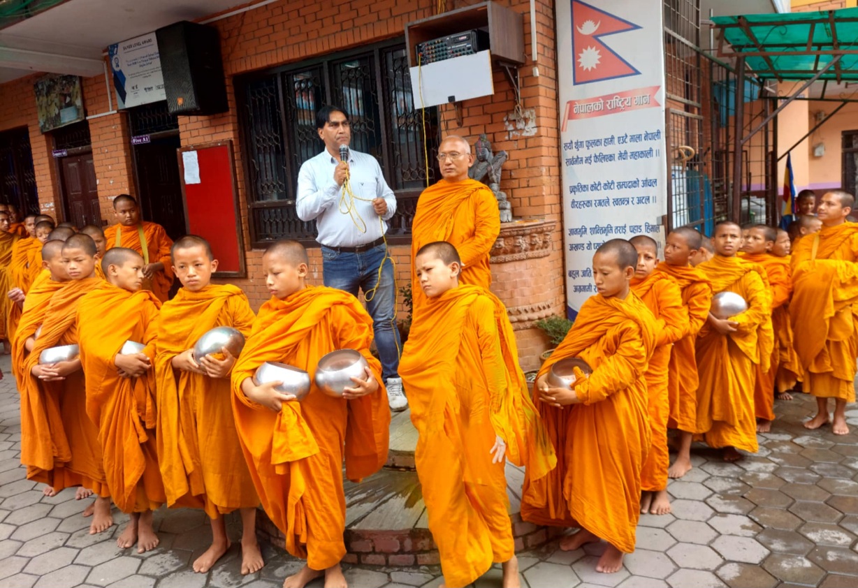 विनायक शिक्षा निकेतनमा बौद्ध भिक्षुहरूद्वारा पञ्चशील ज्ञान प्रदान