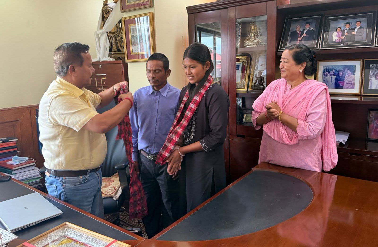 ईटा भट्टादेखि उज्वल भविष्यसम्म: भाटभटेनी अध्यक्षद्वारा विद्यार्थी गोमा श्रेष्ठलाई सहयोगको घोषणा